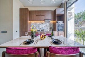 Superior villa | Privékeuken | Een koelkast, een oven, een kookplaat, een vaatwasser