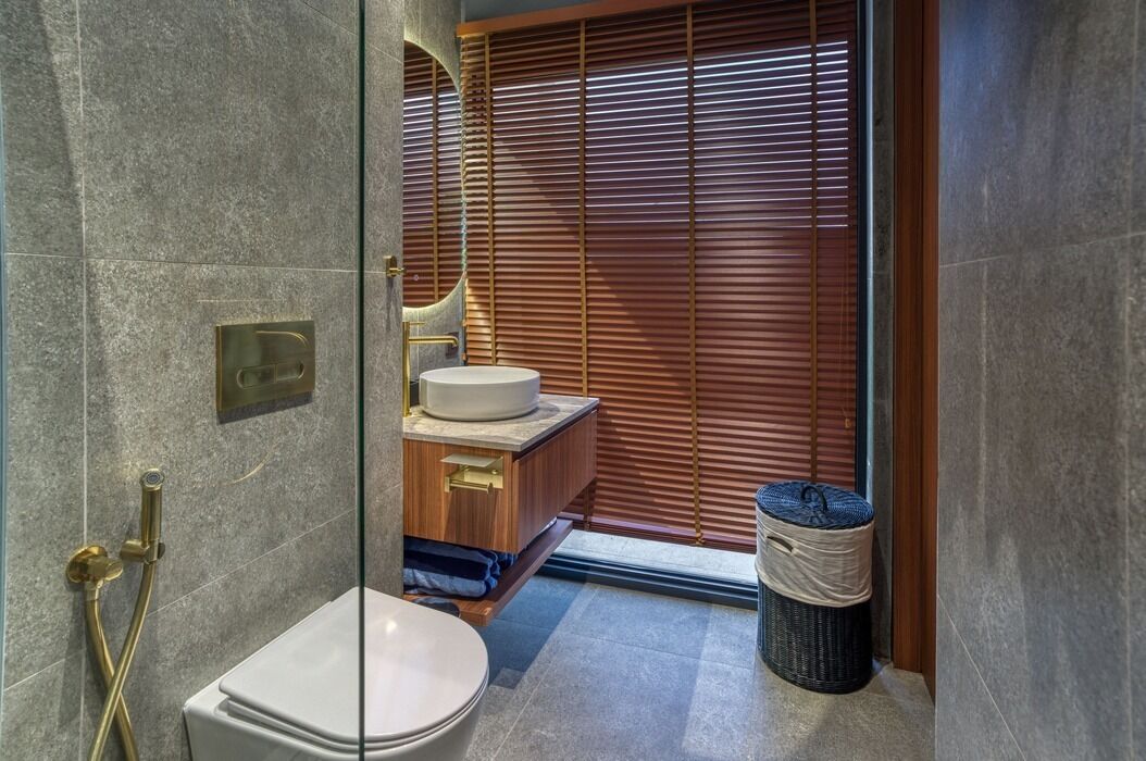 Ein modernes Badezimmer mit Toilette, Waschbecken und Dusche.