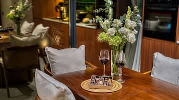 Deluxe Villa, 2 Bedrooms, Non Smoking, Pool View | In-room dining