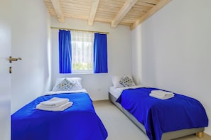 3 bedrooms, iron/ironing board, WiFi, bed sheets