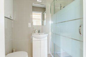 Douche, sèche-cheveux, serviettes fournies, papier toilette