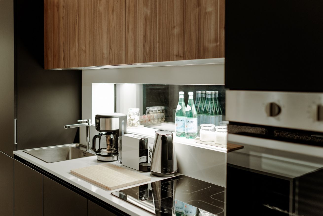 Wasserkocher mit Kaffee-/Teezubehör, Kühlschrank, Ofen, Herdplatte