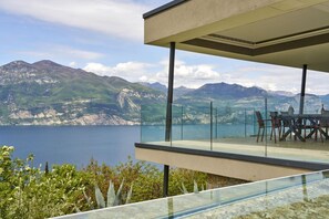 Outdoor dining - Secluded villa, epic views & pool - 6 mins drive from town centre and pubic beach. (Brenzone sul Garda)