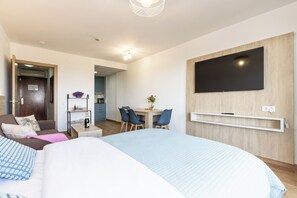 1 slaapkamer, een strijkplank/strijkijzer, wifi, beddengoed