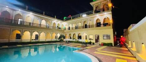 Kolam renang outdoor