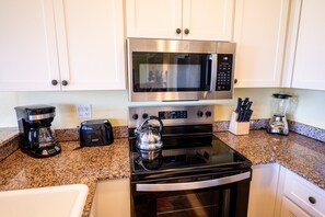 ثلاجة، ميكروويف، فرن، موقد طهي مسطح