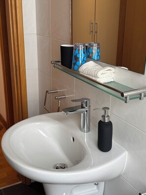 Douche, sèche-cheveux, serviettes fournies, savon