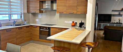Frigorifero, microonde, forno, piano cottura