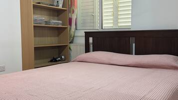 Bügeleisen/Bügelbrett, Reisekinderbett, kostenloses WLAN, Bettwäsche
