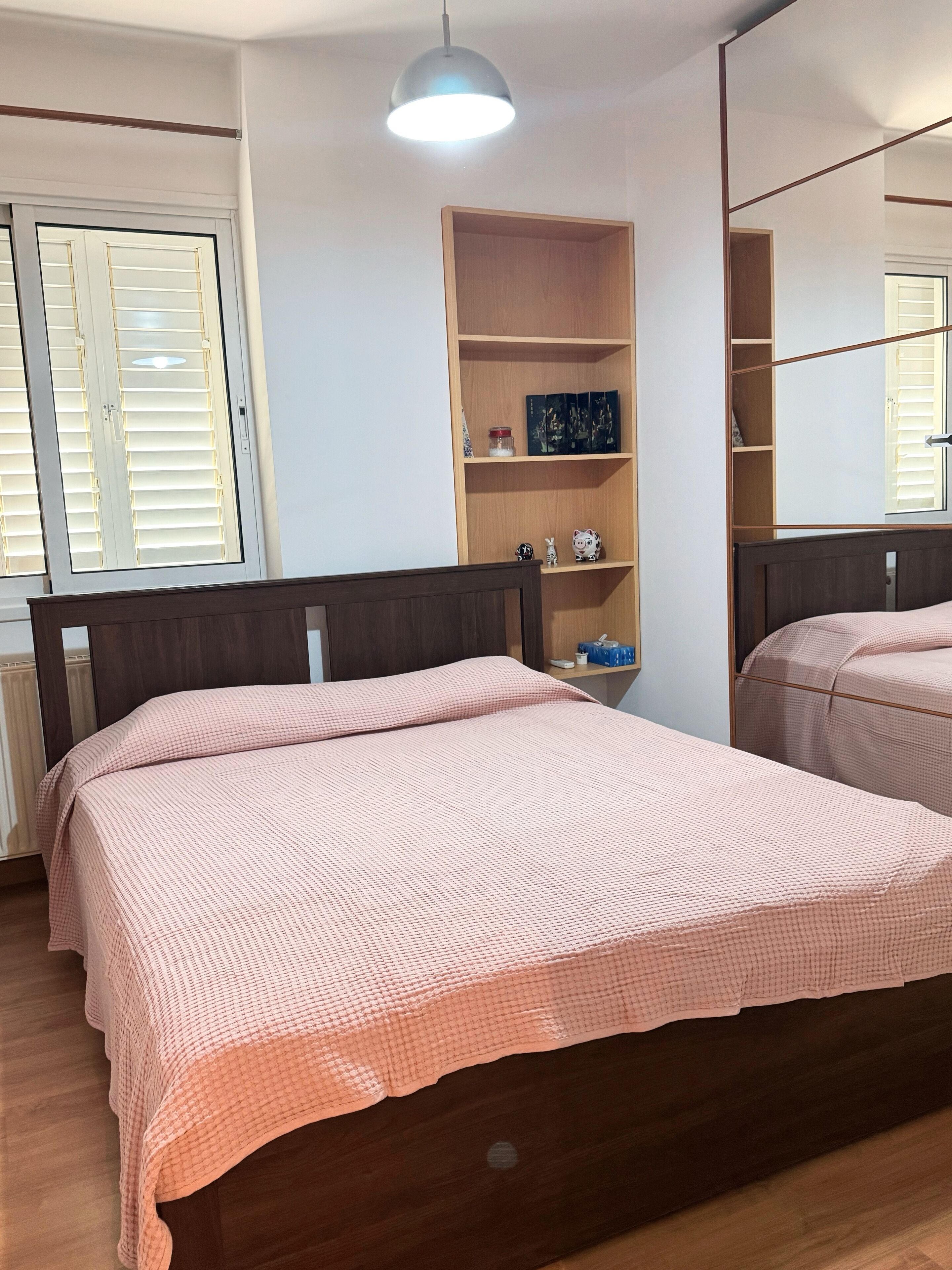 3 dormitorios, tabla de planchar con plancha, cuna de viaje