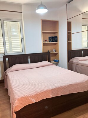 3 dormitorios, tabla de planchar con plancha, cuna de viaje