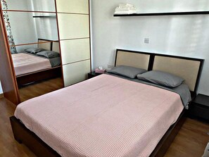 3 bedrooms, desk, soundproofing, iron/ironing board