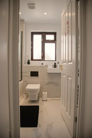 Shower, hair dryer, towels - Tranquil 3B House- Sleeps 6, Garden & Free Parking (Colchester)