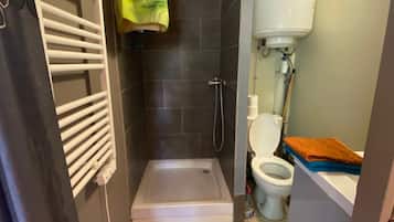 Een douche, een haardroger, handdoeken, zeep