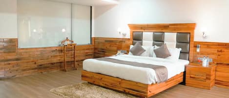 Executive Suite | Memory foam beds, minibar, desk, laptop workspace