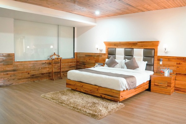 Executive Suite | Memory foam beds, minibar, desk, laptop workspace