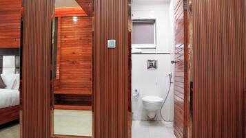 Habitació doble Elite, vistes a la ciutat | Bany | Dutxa, assecador de cabells, sabatilles i tovalloles