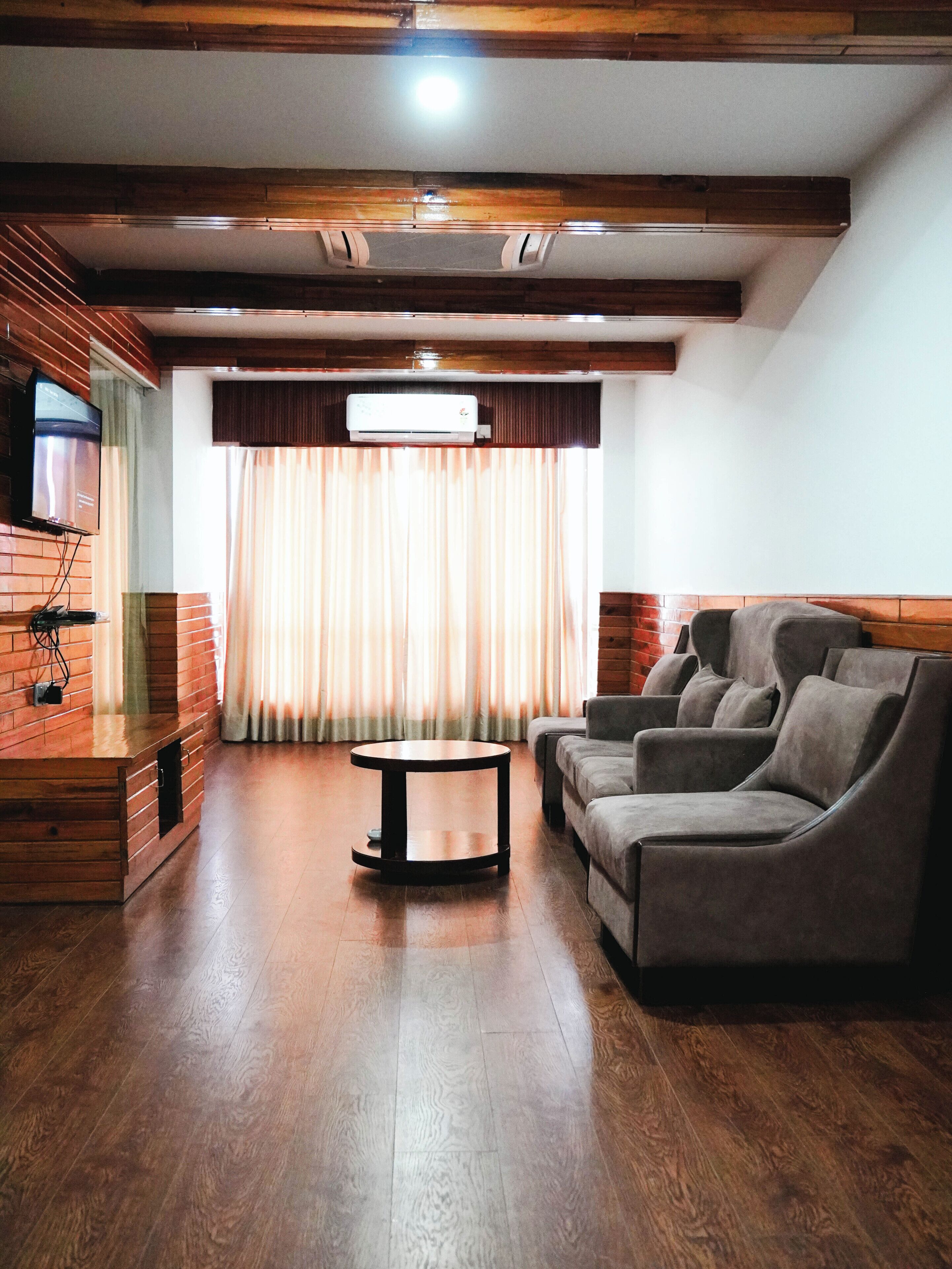 Suite Eksekutif | Busa memori, minibar, meja kerja, dan ruang kerja ramah laptop