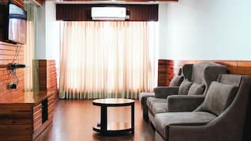 Suite Eksekutif | Busa memori, minibar, meja kerja, dan ruang kerja ramah laptop
