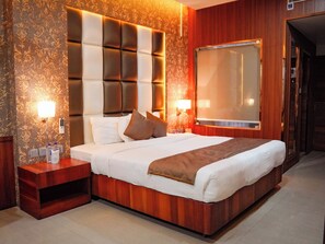 Chambre luxueuse double, vue sur la ville | Lit avec matelas en mousse à mémoire, minibar, bureau