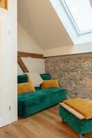 Caja de seguridad en la habitación y tabla de planchar con plancha 