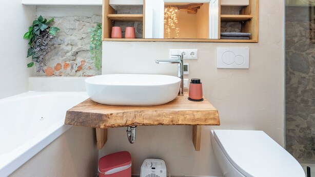 A bathroom with a white sink, wooden countertop, and a mirror above. - HexenburgbeiDresden 4 Zimmer Architektengaleriewohnung mit Whirlwanne, Kamin und Balkon - Nähe Sächsische Schweiz (Großharthau)