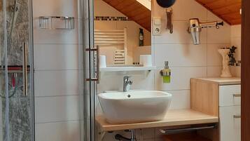 Dusche, Haartrockner, Handtücher