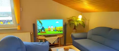 Televisie, een dvd-speler en een stereo