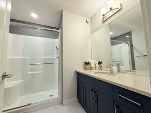 Secador de cabelo, toalhas de banho, sabonete, shampoo