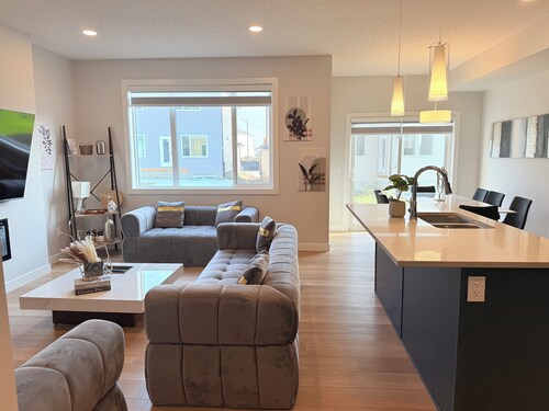 Spacious Entire Home| Sleeps 12| Fireplace| Garage