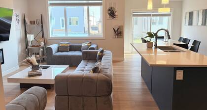 Spacious Entire Home| Sleeps 12| Fireplace| Garage