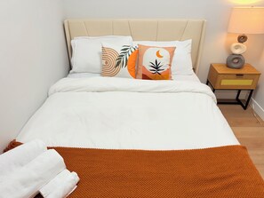 5 quartos, escrivaninha, ferros/tábuas de passar roupa