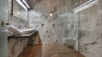 Doccia, asciugacapelli, asciugamani, sapone