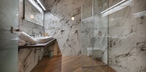 Douche, sèche-cheveux, serviettes fournies, savon