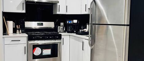 Réfrigérateur, four à micro-ondes, un four, surface de cuisson