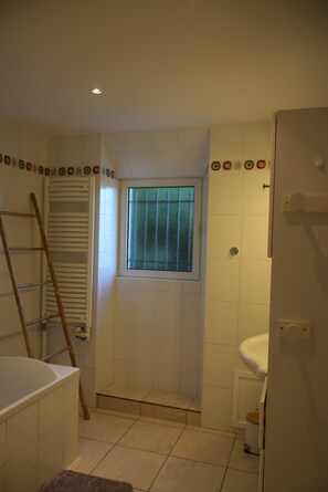 Shower, free toiletries, hair dryer, towels - 'Le Paradis de Bornachon': Country Cottage with Mountain Views (Sillingy)