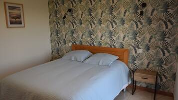 3 bedrooms, bed sheets