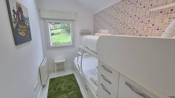 2 slaapkamers, een strijkplank/strijkijzer, beddengoed