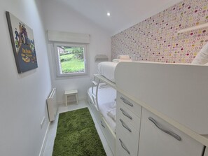 2 bedrooms, iron/ironing board, bed sheets