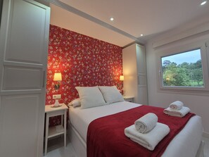 2 bedrooms, iron/ironing board, bed sheets