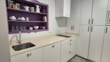 KylskÄp, mikrovÄgsugn, diskmaskin och kaffe- och tebryggare