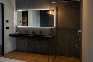 Dusche, Haartrockner, Handtücher