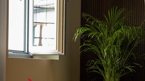 Un interno moderno con un tavolo da pranzo, una pianta in vaso e una finestra.