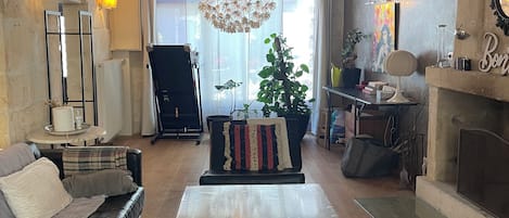 TV, fireplace