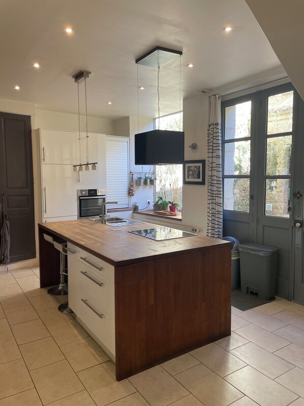 Microwave, oven, stovetop, dishwasher - Old town house at the foot of the castle (Azay-le-Rideau)
