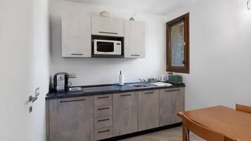 Réfrigérateur, micro-ondes, plaque de cuisson, lave-vaisselle