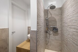 Douche, sĂšche-cheveux, serviettes fournies
