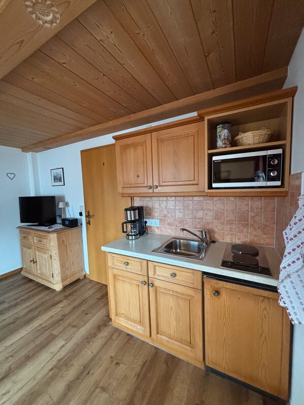 Fridge, microwave, stovetop, coffee/tea maker