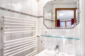 Dusj, hårføner og håndklær