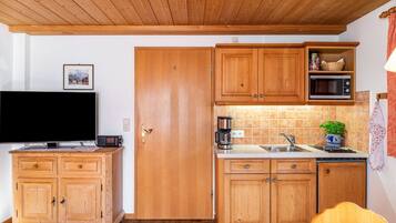 Frigorífic, microones, placa de cuina i cafetera i tetera